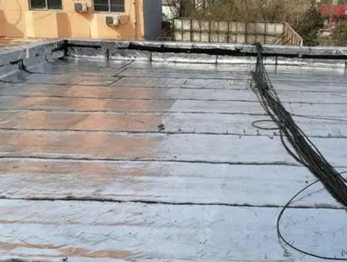 鸡冠卫生间漏水维修公司分享下鸡冠屋面楼顶防水刚性防水层施工要点。