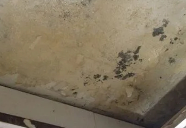 鸡冠阳台漏水维修公司分享下鸡冠卫生间渗水维修需要注意哪些问题。